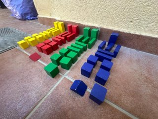 Bloques de construcción de madera de colores