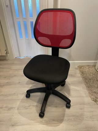 Silla de oficina ergonómica roja y negra