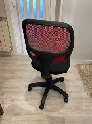 Silla de oficina ergonómica roja y negra