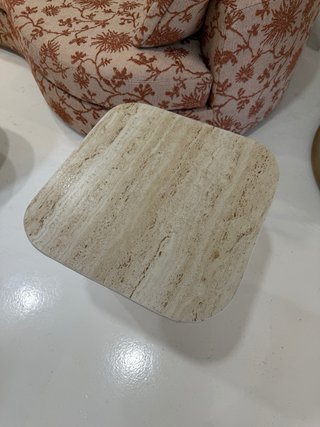 Mesa auxiliar diseño piedra y metal, marca bizzoto