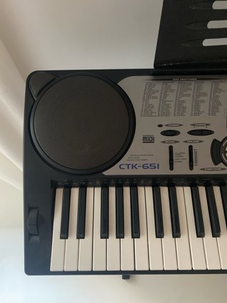 Teclado Casio CTK-651 con soporte