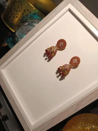 Pendientes hippie jhumka dorados con detalles rojo