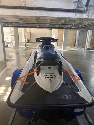 Moto de agua Sea-Doo GTX 4 tiempos azul y blanca