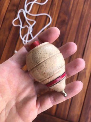 Peonza de madera clásica con cuerda