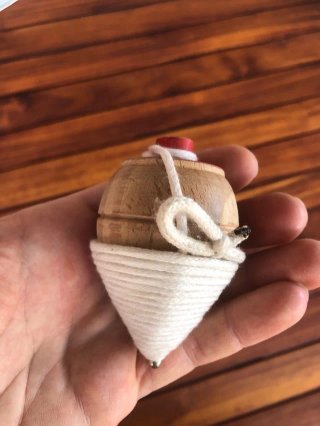 Peonza de madera clásica con cuerda