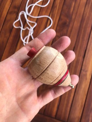 Peonza de madera clásica con cuerda