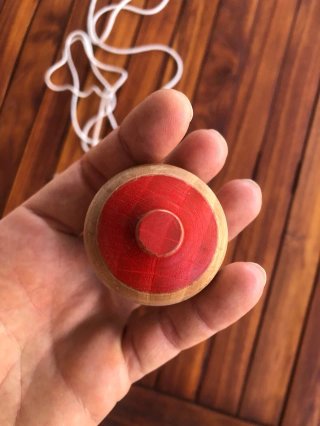 Peonza de madera clásica con cuerda