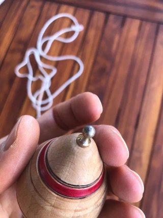 Peonza de madera clásica con cuerda