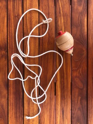 Peonza de madera clásica con cuerda