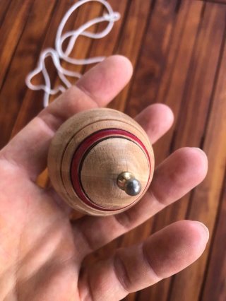 Peonza de madera clásica con cuerda