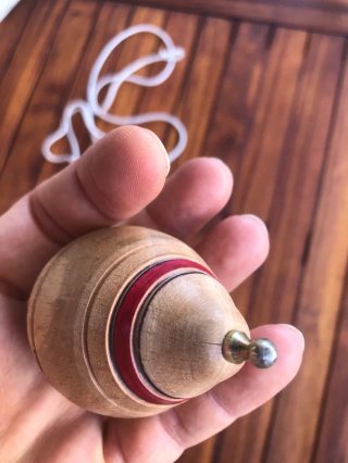 Peonza de madera clásica con cuerda