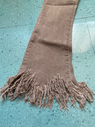 Pantalón vaquero marrón con pierna deshilachada