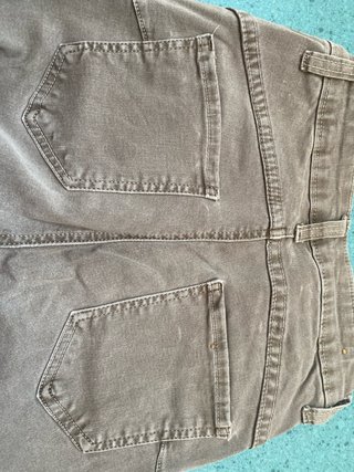 Pantalón vaquero marrón con pierna deshilachada