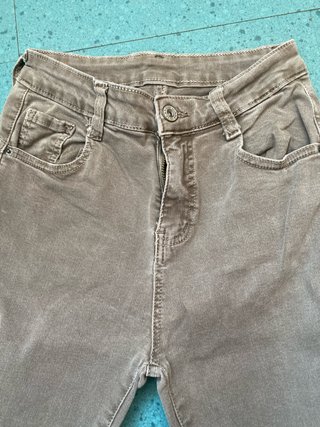 Pantalón vaquero marrón con pierna deshilachada