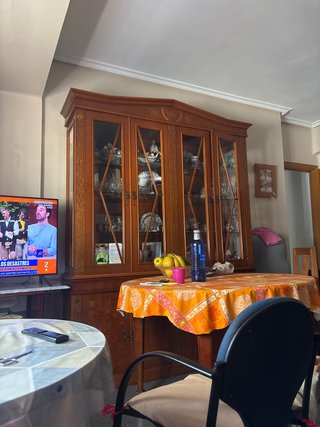 Mueble de madera con vitrina y cristal