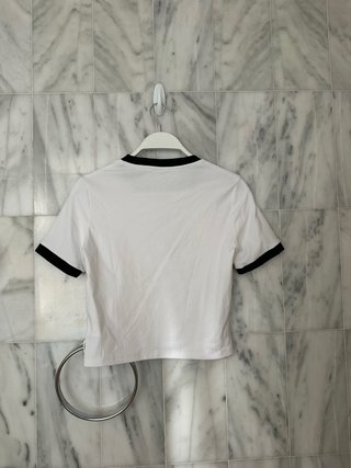 Camiseta blanca con flor negra
