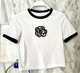 Camiseta blanca con flor negra