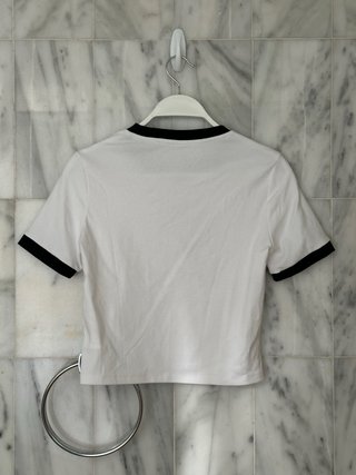 Camiseta blanca con flor negra