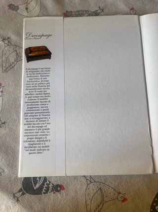 Libro con figure per decoupage
