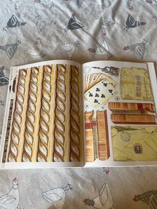 Libro con figure per decoupage