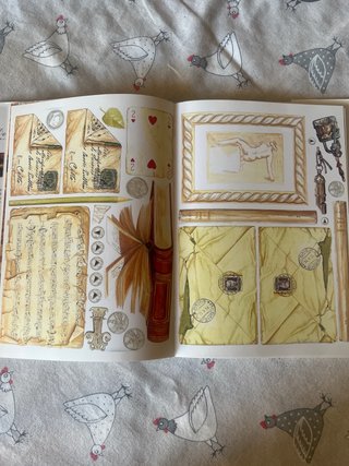Libro con figure per decoupage