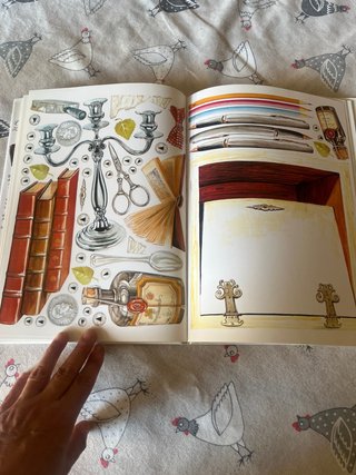 Libro con figure per decoupage