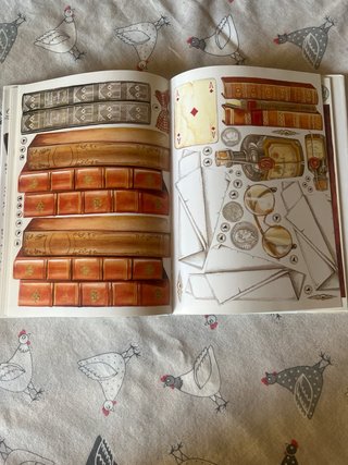 Libro con figure per decoupage