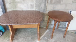 Sillas y Mesas de madera y plastico