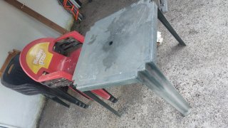 Sillas y Mesas de madera y plastico