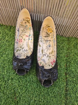 Zapatos de tacón negros con lazo