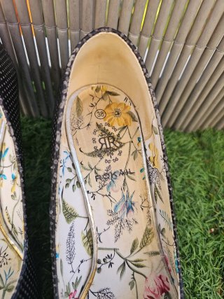 Zapatos de tacón negros con lazo