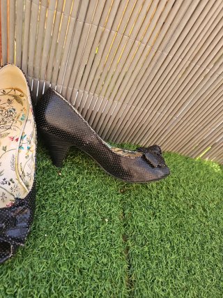 Zapatos de tacón negros con lazo