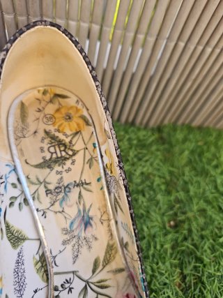 Zapatos de tacón negros con lazo