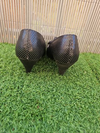 Zapatos de tacón negros con lazo