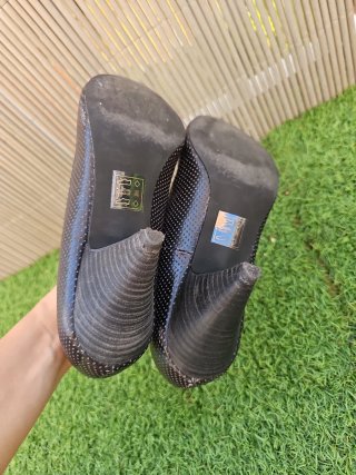 Zapatos de tacón negros con lazo