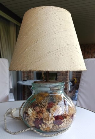 Lámpara de mesa con flores secas