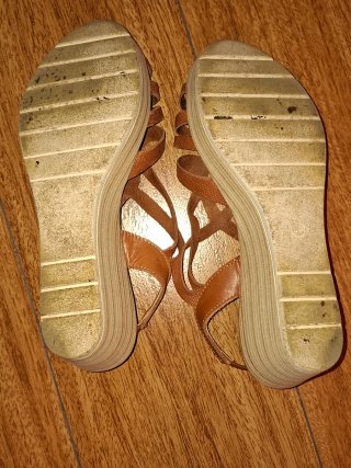 Sandalias cuña marrón