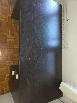 Scrivania in legno scuro con cassetti