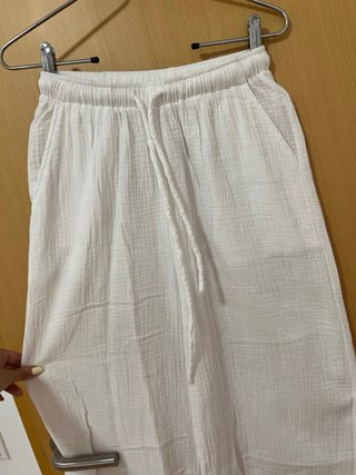 Pantalón blanco de tienda local