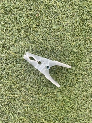 Pinza de plástico gris