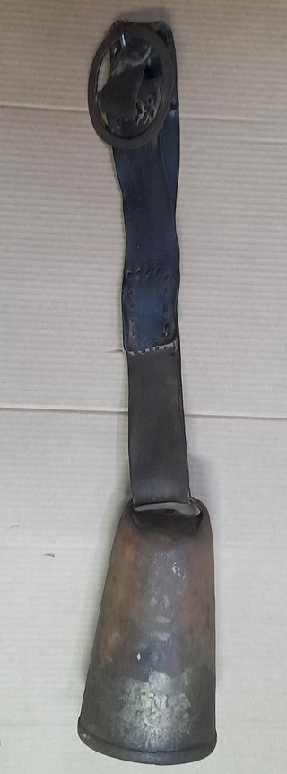 Cencerro de metal 21 cm y correa de cuero.