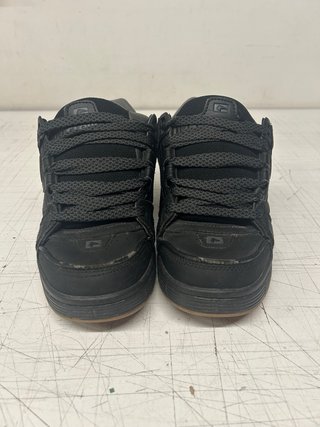 Zapatillas Globe Negras y Grises
