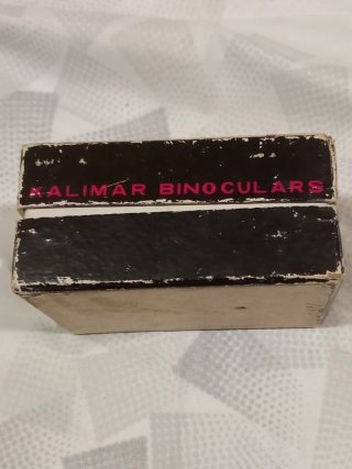 Prismáticos negros oro con funda piel.