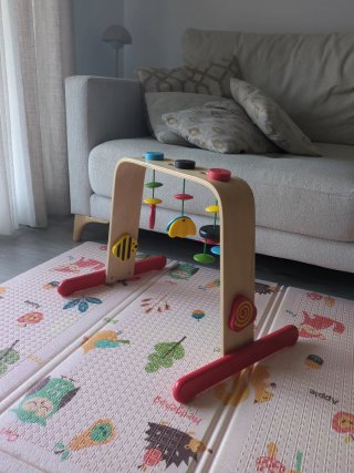 Gimnasio de madera para bebé IKEA