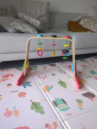 Gimnasio de madera para bebé IKEA