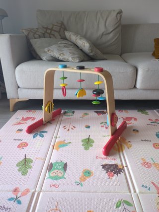 Gimnasio de madera para bebé IKEA