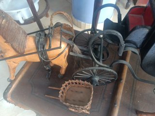 Calesa de caballos artesanal de madera