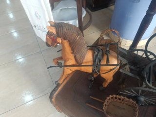 Calesa de caballos artesanal de madera