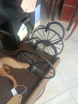 Calesa de caballos artesanal de madera