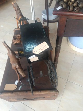 Calesa de caballos artesanal de madera